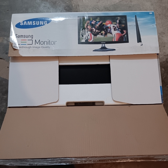 Samsung LED Monitor - Picture 2 of 2